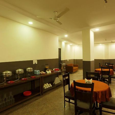 Palm Majestic At Airport Hotel Nueva Delhi Exterior foto