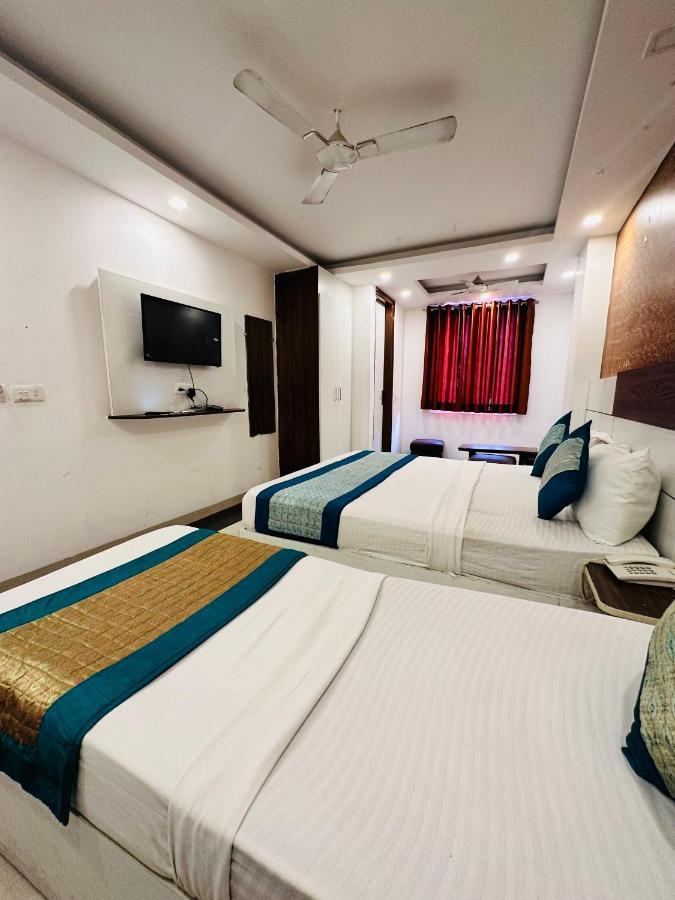 Palm Majestic At Airport Hotel Nueva Delhi Exterior foto