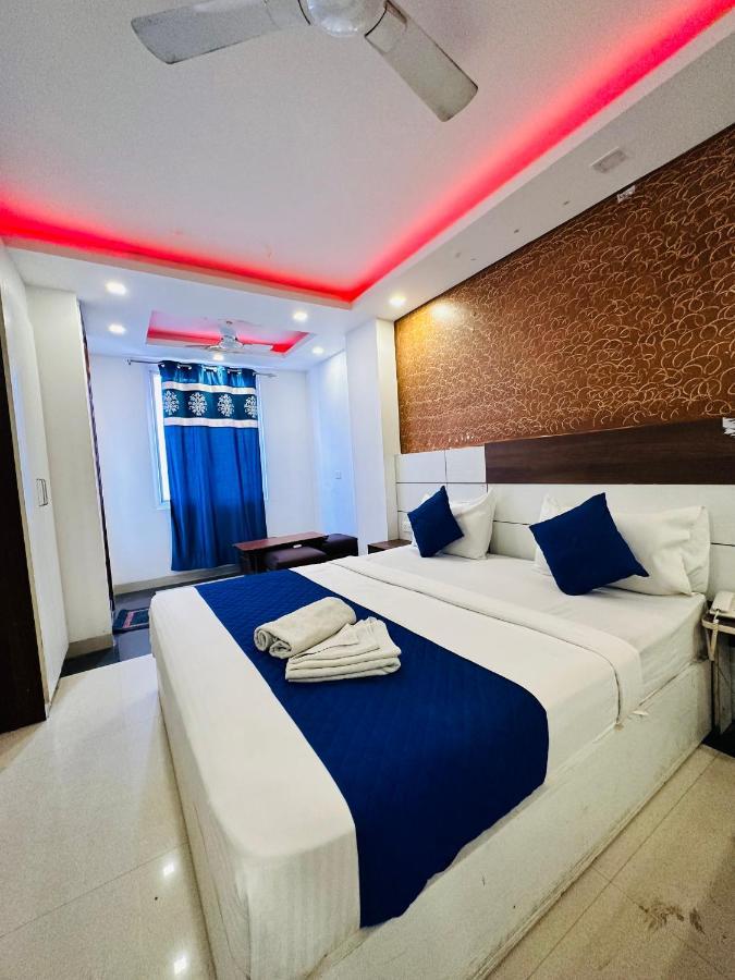 Palm Majestic At Airport Hotel Nueva Delhi Exterior foto