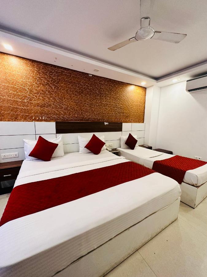 Palm Majestic At Airport Hotel Nueva Delhi Exterior foto