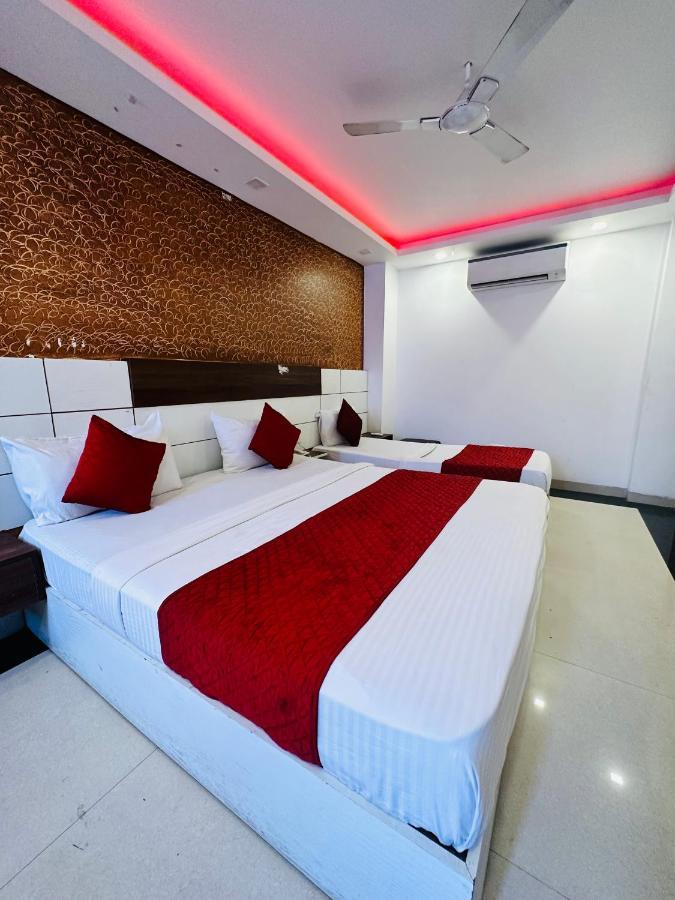 Palm Majestic At Airport Hotel Nueva Delhi Exterior foto